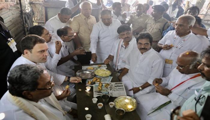 कर्नाटक विधानसभा निवडणूक : रॅलीदरम्यान राहुल गांधींनी कार्यकर्त्यांसोबत  मारला चहा भज्यांवर ताव