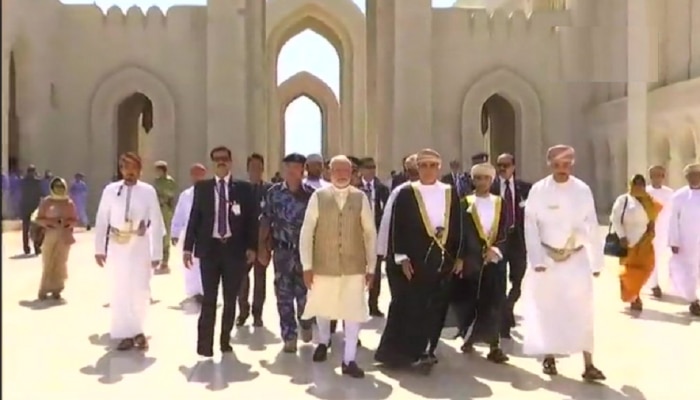 मस्‍कतच्या सुल्‍तान कबूस मशिदीला पंतप्रधान मोदींनी दिली भेट