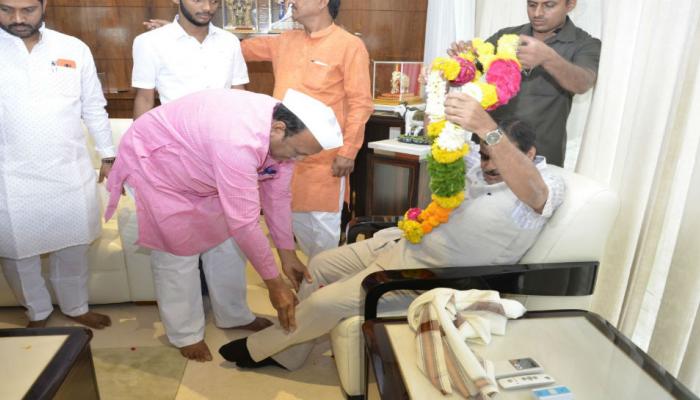 राष्ट्रवादीच्या या नेत्यानं धरले नितीन गडकरींचे पाय