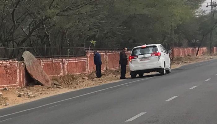 भाजप मंत्र्याने उघड्यावर केली लघुशंका, फोटो झाला व्हायरल