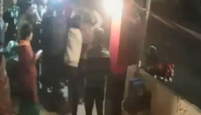 VIDEO: कॉन्स्टेबलने भाजप महिला नेत्याच्या कानशिलात लगावली आणि मग...