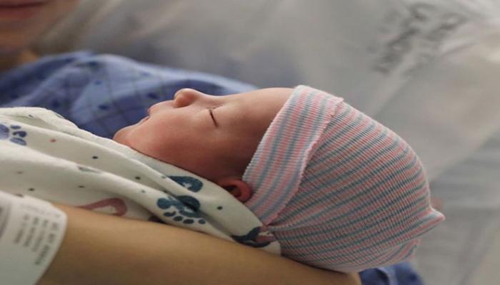 VIDEO : 6 दिवसांच हे बाळ सोशल मीडियावरील &#039;स्टार&#039;