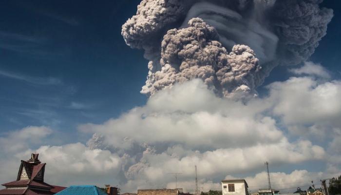 इंडोनेशियात सिनाबंग ज्वालामुखीचा उद्रेक, पाहा भयाण परिस्थिती...