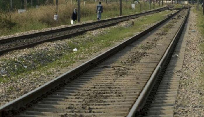 रेल्वे रूळ ओलांडताना अपघात, ट्रेनच्या धडकेत पाच जणांचा मृत्यू, दोन जखमी