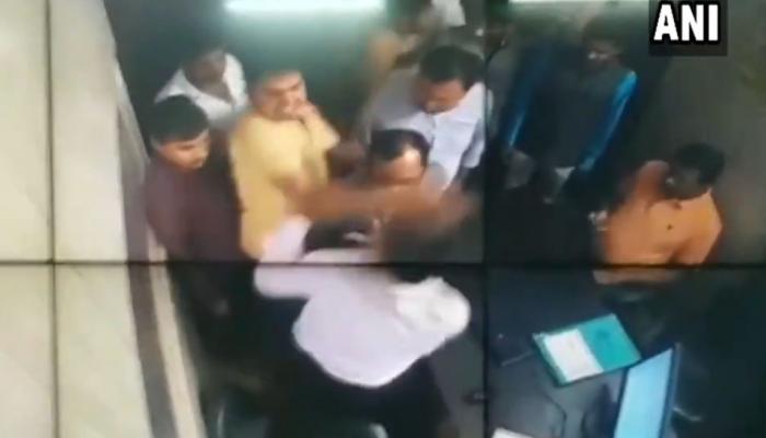 VIDEO: भाजप नेत्याच्या मुलाची गुंडगिरी, टोल कर्मचाऱ्याला केली मारहाण