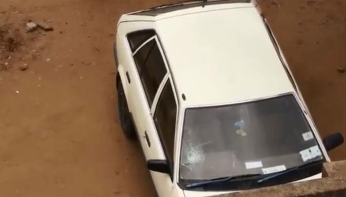 video : इतक्या जोरात सिक्स मारला की कारची काचच फुटली 
