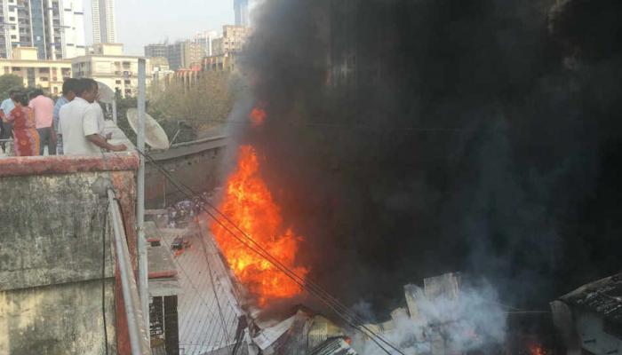 फोटो : ईस्टर्न मेटल वर्क मीलच्या गोदामाला भीषण आग