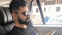 ...आणि विराट कोहली कारच्या मागच्या सीटवर बसला