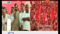 मुंबई | आझाद मैदान | सरकारने मान्य केलेल्या मागण्या शेतकऱ्यांना समजून सांगताना अजित नवले