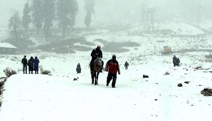 हिमाचल प्रदेशात बर्फवृष्टीमुळे थंडीत वाढ, जनजीवन विस्कळीत