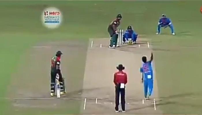 भारत-बांग्लादेशच्या मॅचमध्ये आला &#039;कोब्रा&#039;, खेळाडू झाले हैराण 