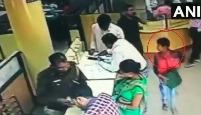 VIDEO: १२ वर्षांच्या मुलाने एसबीआयच्या ब्रांचमधून चोरले ३ लाख रुपये