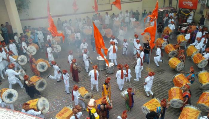 दहिसरमध्ये ढोल-ताशाचं वादळ... शोभायात्रेत नागरिक रंगले!