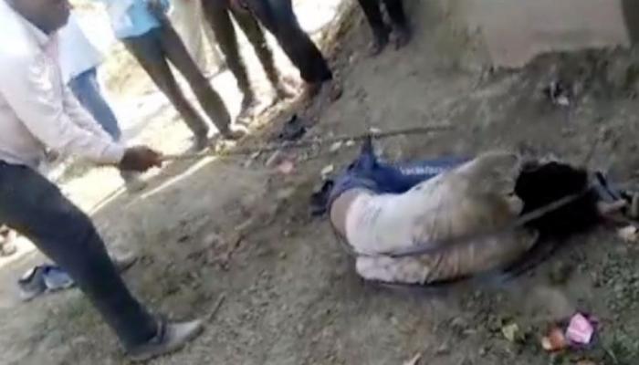 मुलीसोबत छेडछाड करणाऱ्या युवकाचे लोकांनी केले हे हाल 
