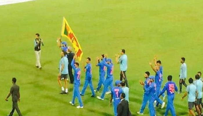 Video : दिसले अद्भूत चित्र, बांग्लादेशला नमवल्यानंतर रोहितच्या हातात श्रीलंकेचा झेंडा...