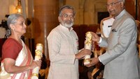 फोटो : डॉ. अभय बंग आणि राणी बंग यांना 'पद्म' पुरस्कार प्रदान