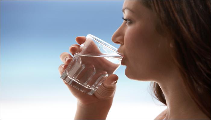 किडनीस्टोनचा त्रास टाळण्यासाठी किती पाणी प्यावं?