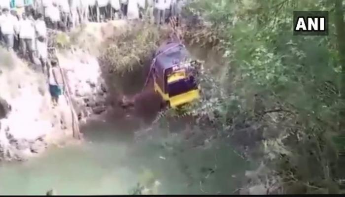 रिक्षा विहीरीत कोसळून भीषण अपघात, १० जणांचा मृत्यू