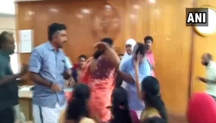 VIDEO: मनपा बैठकीत हाणामारी, महिलांनी लगावली कानशिलात