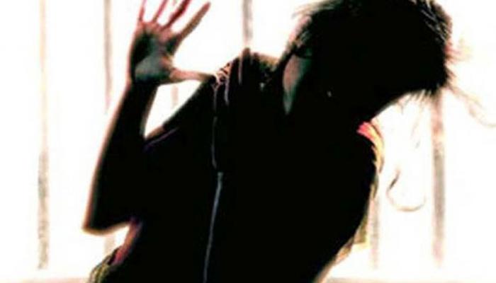 छेडछाडीला विरोध करणाऱ्या तरुणीला छतावरुन फेकलं