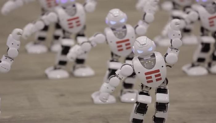 VIDEO: १३०० रोबोट्सने एकत्र डान्स करत बनवला वर्ल्ड रेकॉर्ड