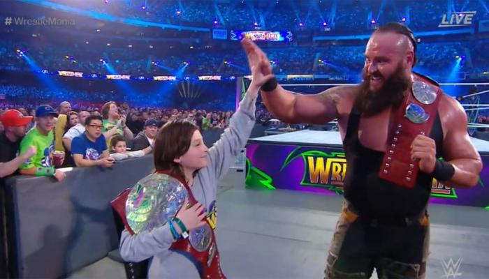 VIDEO : WWE च्या इतिहासात पहिल्यांदा, ब्रॉन स्ट्रोमॅनसोबत 10 वर्षाचा मुलगा झाला चॅम्पिअन