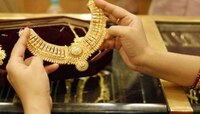 अक्षय्यतृतीयेचा मुहूर्त साधत सोनं खरेदीचा विचार करत असाल तर या '5' गोष्टीचं भान ठेवा