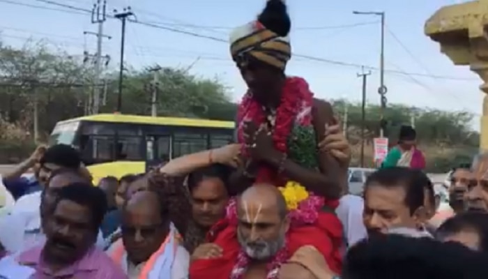 व्हिडिओ: दलित नवरदेवाला खांद्यावर बसवून पुजाऱ्याने घेतले मंदिराभोवती फेरे
