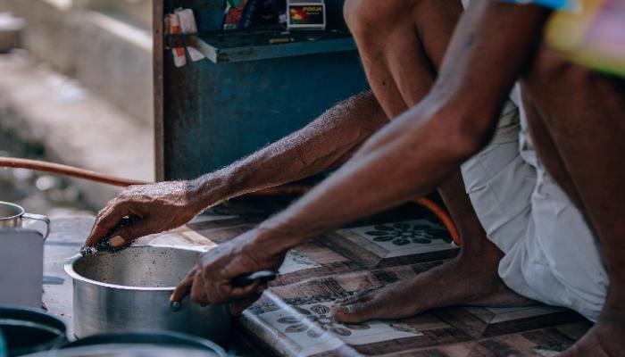 भांंड्यांंना येणारा मच्छीचा वास दूर करतील स्वयंपाकघरातील हे '5' पदार्थ 