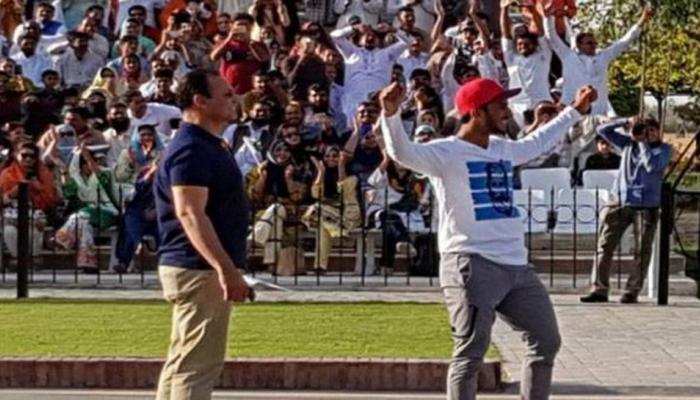 VIDEO: वाघा बॉर्डरवर पाकिस्तानी क्रिकेटने भारतीयांसमोर केला वाह्यातपणा