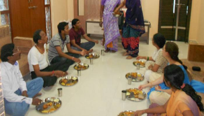 जमिनीवर बसून जेवण्याचे 5 मोठे फायदे