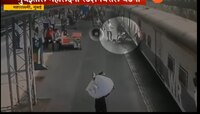 लोकल खाली जाणाऱ्या चिमुकलीचा जवानाने वाचवलं