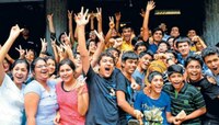 दहावीत 4 विषयांत नापास झाला मुलगा, कुटुंबियांनी वाटली मिठाई 