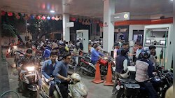 'या' ठिकाणी मिळतयं २२ रुपयांनी स्वस्त पेट्रोल