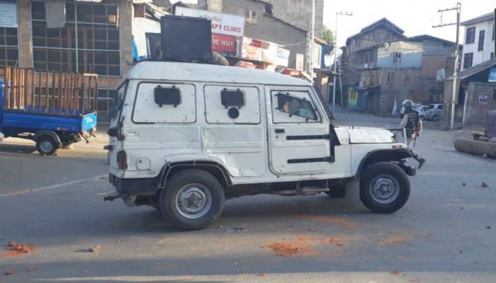 श्रीनगरमध्ये सीआरपीएफच्या गाडीवर ग्रेनेड हल्ला 