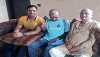 सचिनच्या फॅनचा धोनीच्या परिवारासोबत लंच 