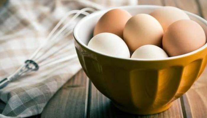 पांंढर्‍या अंड्यांंपेक्षा तपकिरी अंडी खाणं अधिक फायदेशीर असतात का?