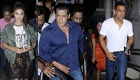 Race  3  च्या स्पेशल स्क्रिनिंगला सेलिब्रिटींंची हजेरी 