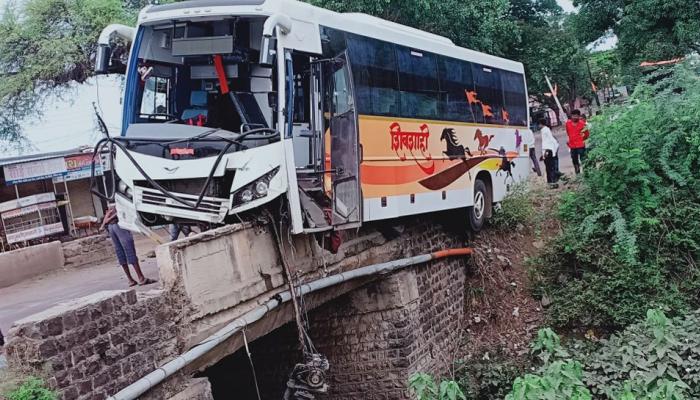 शिवशाही बस पुलावरील कठड्यावर चढली आणि ...