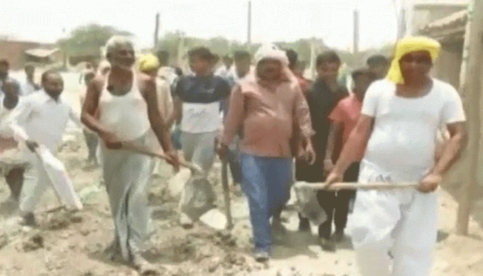 रस्त्यासाठी निवदेन देऊन सहा महिने, योगी सरकारमधील मंत्र्याने घेतले हाती फावडे