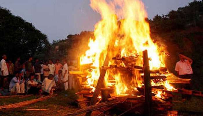 आमदार झोपले स्माशानात... मिळाला डासांचा प्रसाद