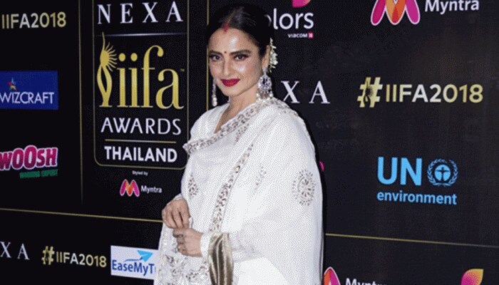 IIFA 2018 : रेखाचा &#039;प्यार किया कोई चोरी नई की...&#039; या गाण्यावर अफलातून परफॉर्मन्स