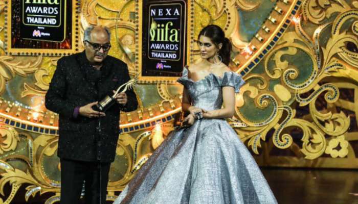 IIFA 2018: अर्जुन कपूरने भावूक झालेल्या बोनी कपूर यांना सांभाळलं 