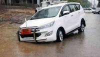 महापौरांचीच कार रस्त्यावरील खड्ड्यात रुतली