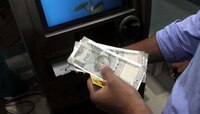 एटीएममधून पैसे काढण्यासाठी द्यावे लागणार अधिक शूल्क; फ्री ट्रांजेक्शन घटणार