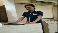 व्हायरल : वेटर अल्लारखाच्या आवाजाचे तुम्हीही व्हालं चाहते