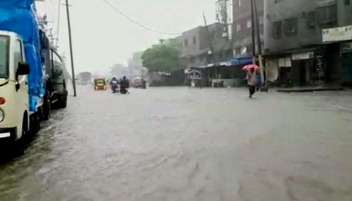 रायगडचे जनजीवन विस्कळीत, बाजारपेठेत पुराचे पाणी घुसले 