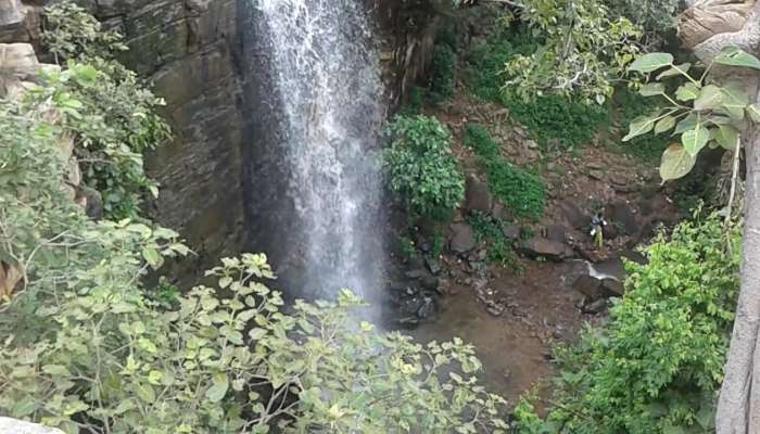 चंद्रपूर जिल्ह्यातील मुक्ताई धबधब्यावर पर्यटकांची तोबा गर्दी