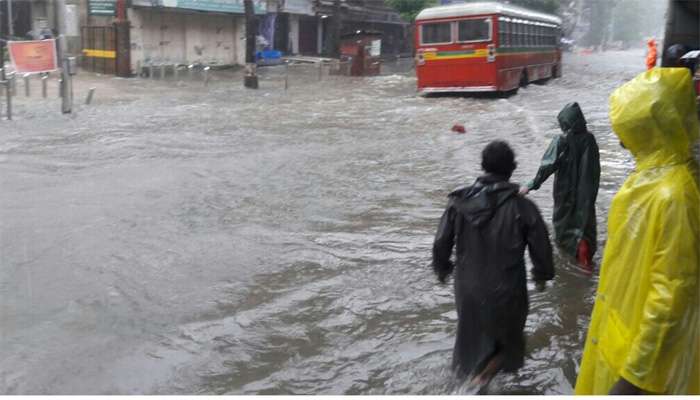 मुंबई सकाळपासून संततधार सुरू, सखोल भागात साचलं पाणी