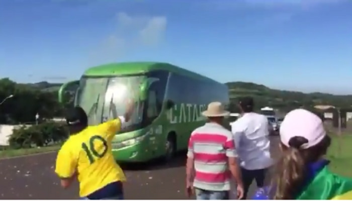 पराभूत ब्राझील फुटबॉल टीमच्या गाडीवर अंडी आणि दगडफेक